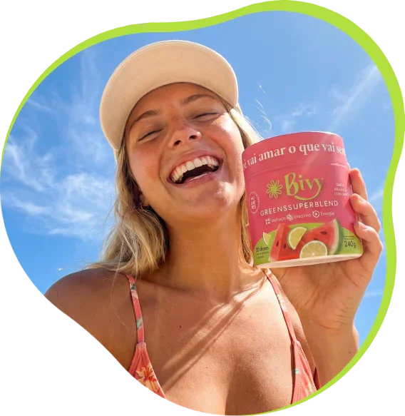 Mulher sorrindo segurando um pote de Bivy Greens Super Blend